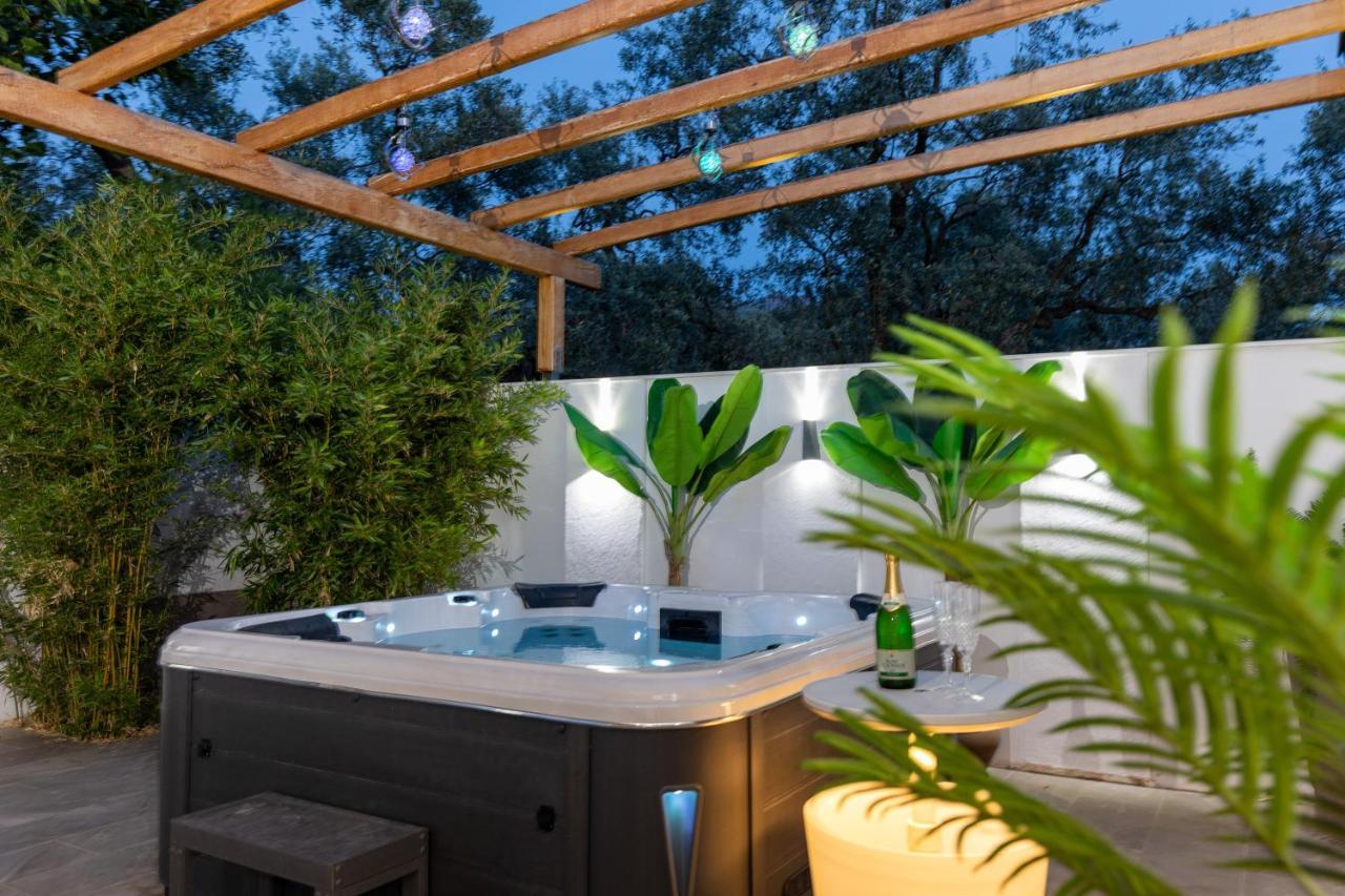 Jacuzzi Deluxe Villa Skala Sotiros Exterior photo